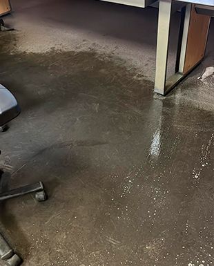 Suelo de zona de trabajo antes de la limpieza
