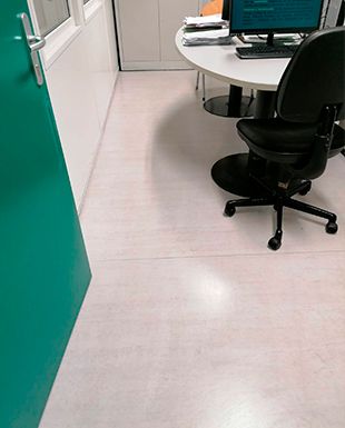 Suelo de oficina después de la limpieza profesional